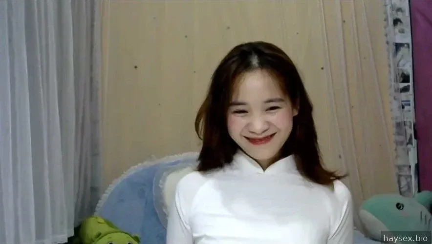 Тинка Ao Dai очень жестко мастурбирует